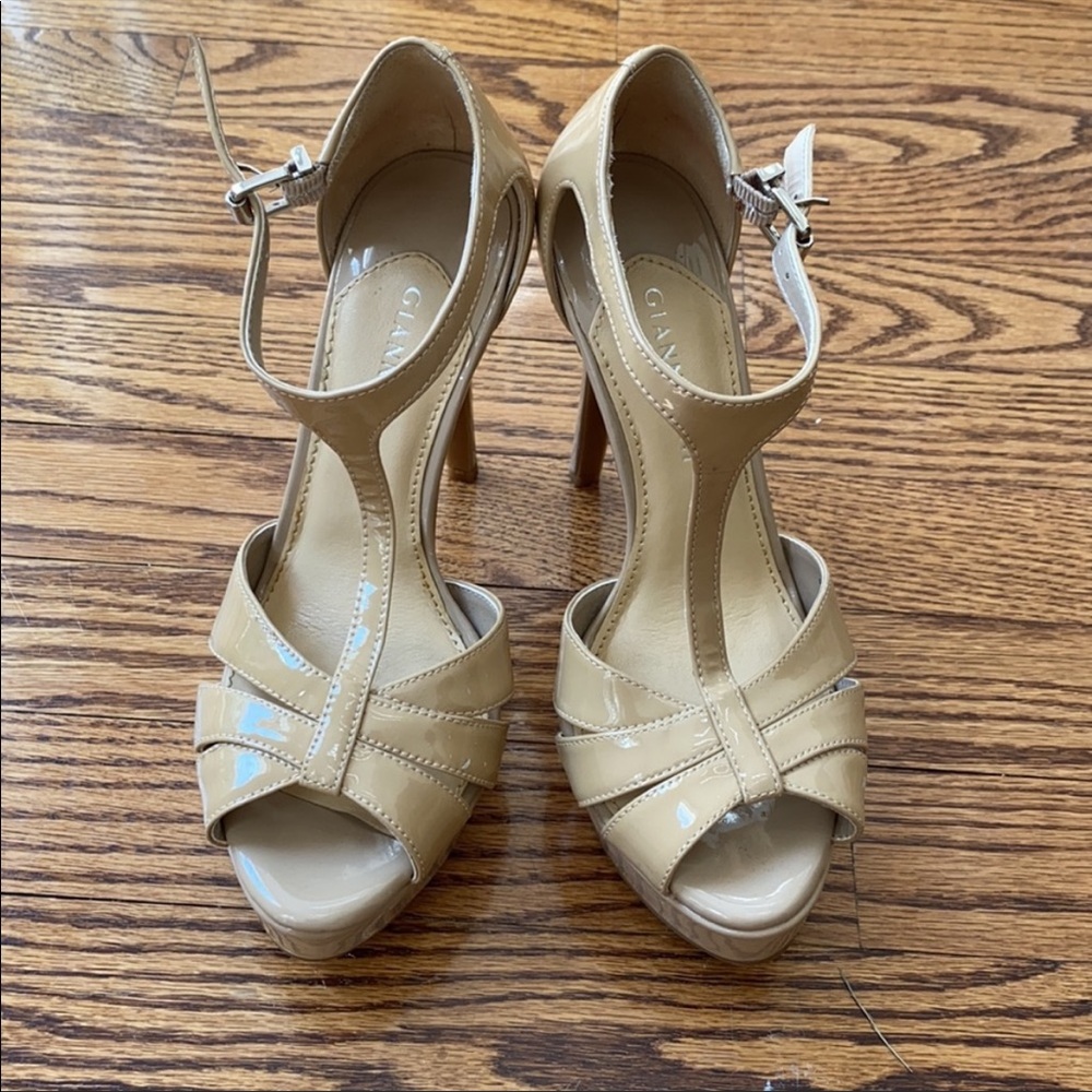 Gianni’s Bini Size Six Nude Sandals / Heels